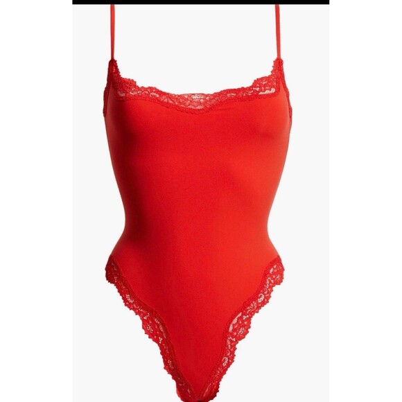 SKIMS Fits Everybody Lace Cami Bodysuit | Cayenne - Picture 4 of 5